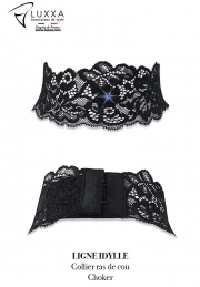 COLLAR CERCANO AL CUELLO CON STRASS